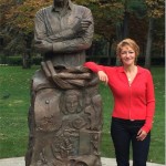ALICIA HUERTAS CON EL MONUMENTO A ANTONIO MINTO ALICIA HUERTAS CON EL MONUMENTO A ANTONIO MINTO